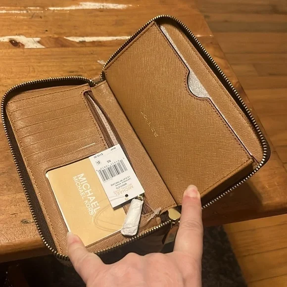 NWT Michael Kors Laser Cut Wallet /Wristlet - Picture 3 of 8